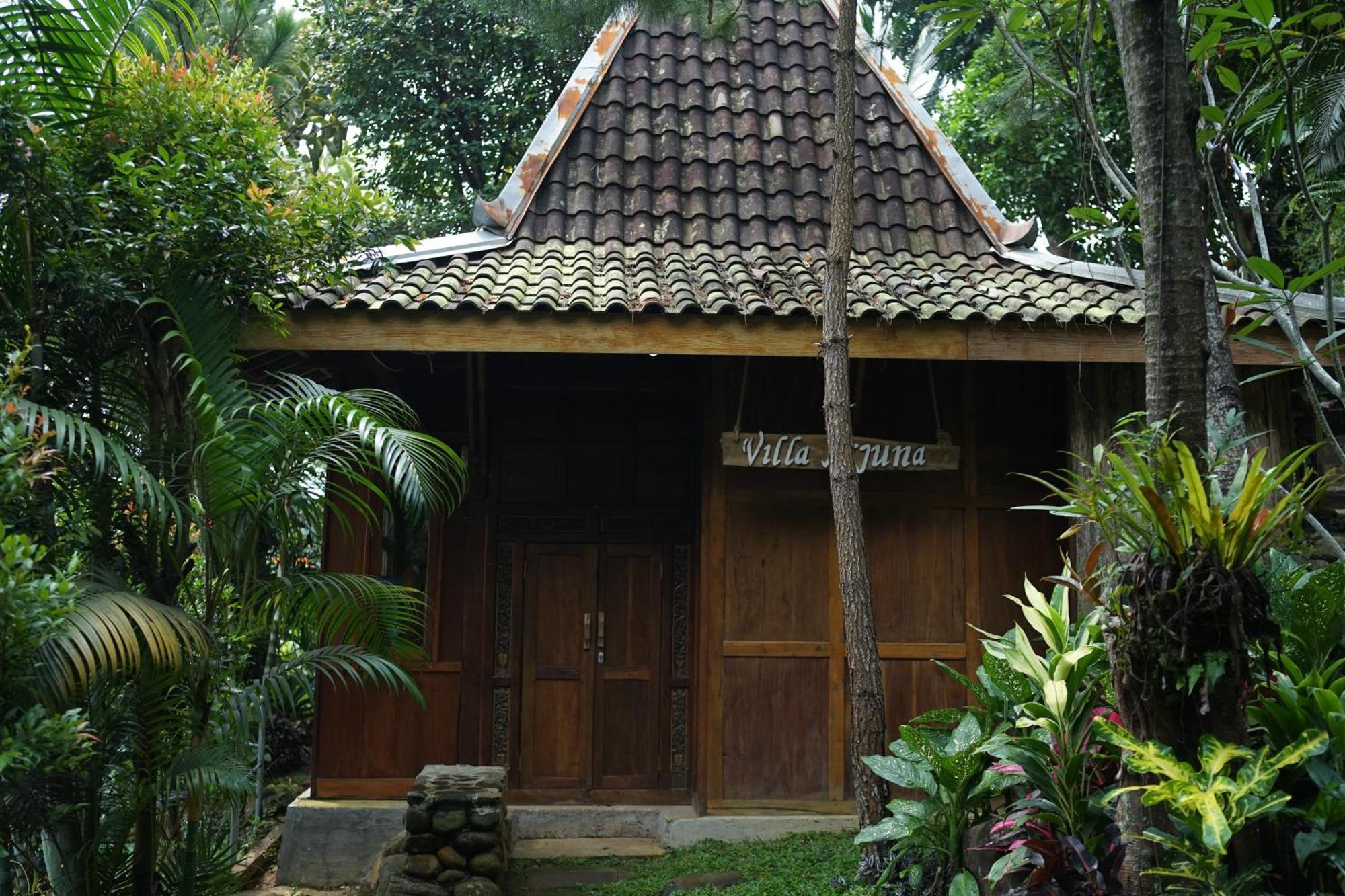 Tirta Arsanta Hot Springs & Villa Bogor Exterior foto