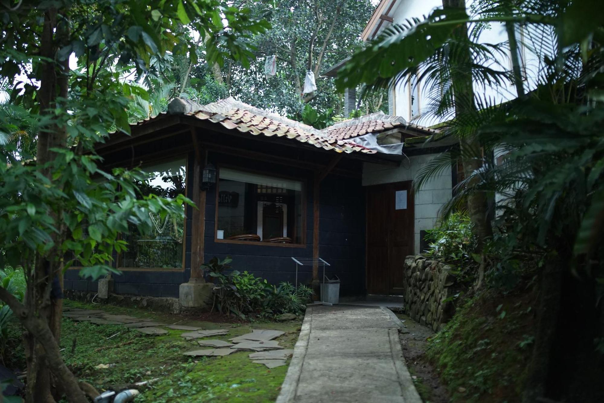 Tirta Arsanta Hot Springs & Villa Bogor Exterior foto